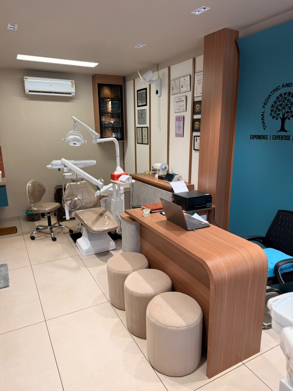 Consultation desk and treatment equipment